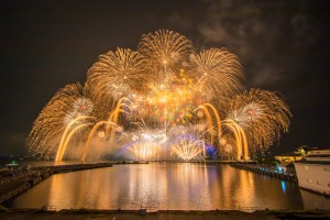 琵琶湖を照らす1万発の花火！長浜・北びわ湖大花火大会